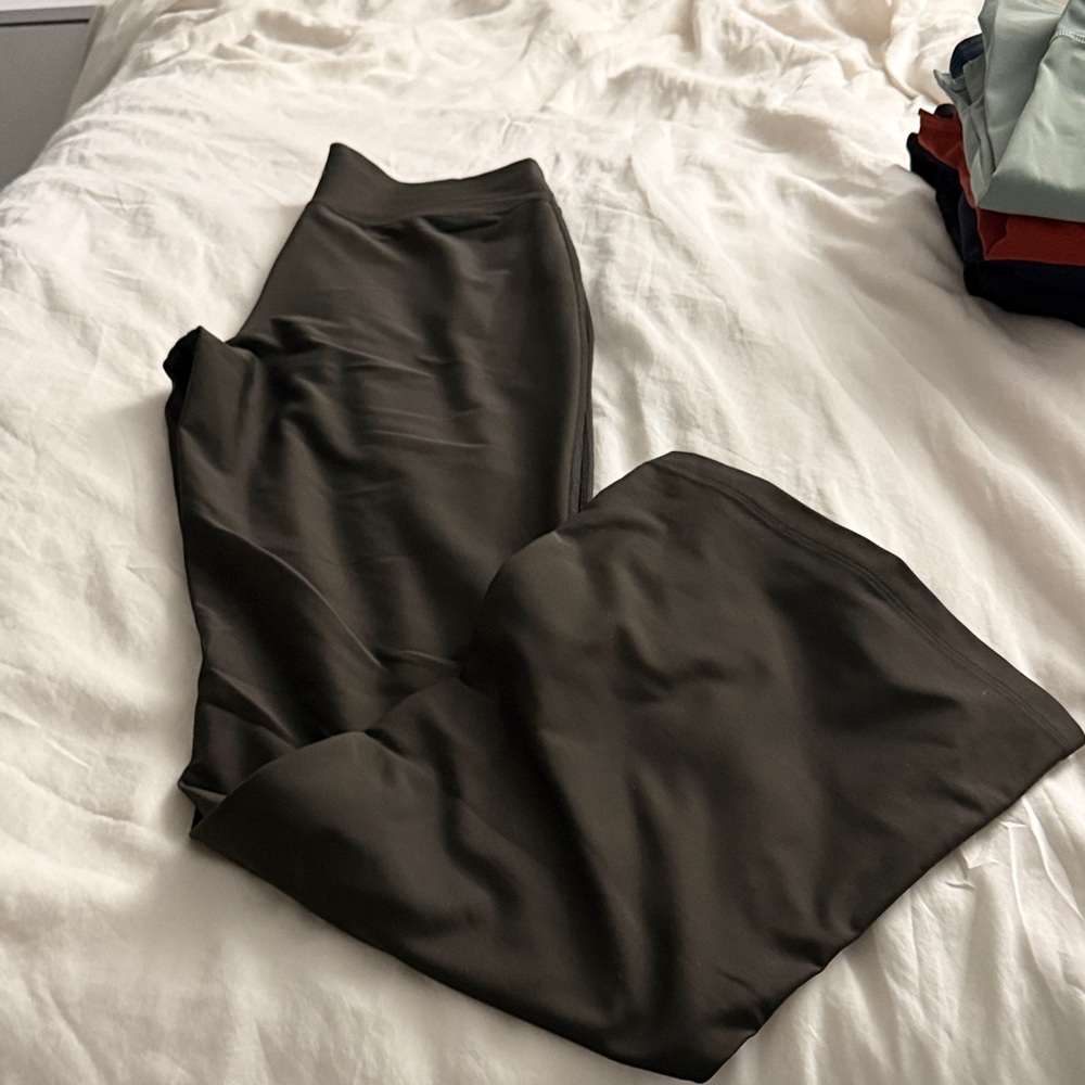 Old Navy Powersoft High-Rise Wide Leg Leggings in Dark Olive - Size M!